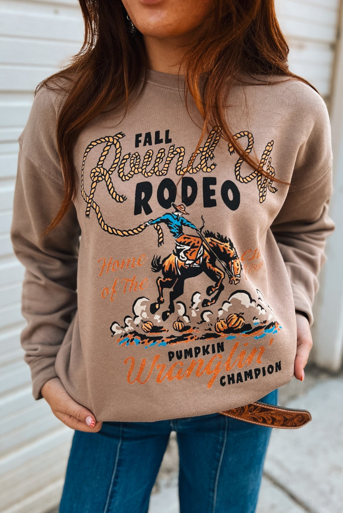 Fall Round-Up Rodeo – Pumpkin Wrangler Champion Sweatshirt(Tan)