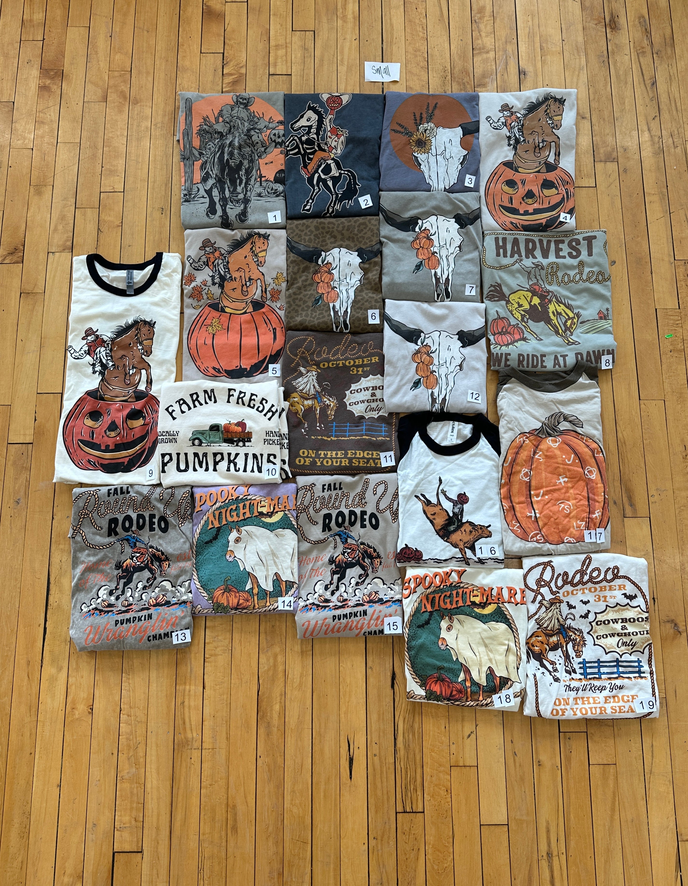 Adult Small Tee Sample Sale(Finale Sale)🎃