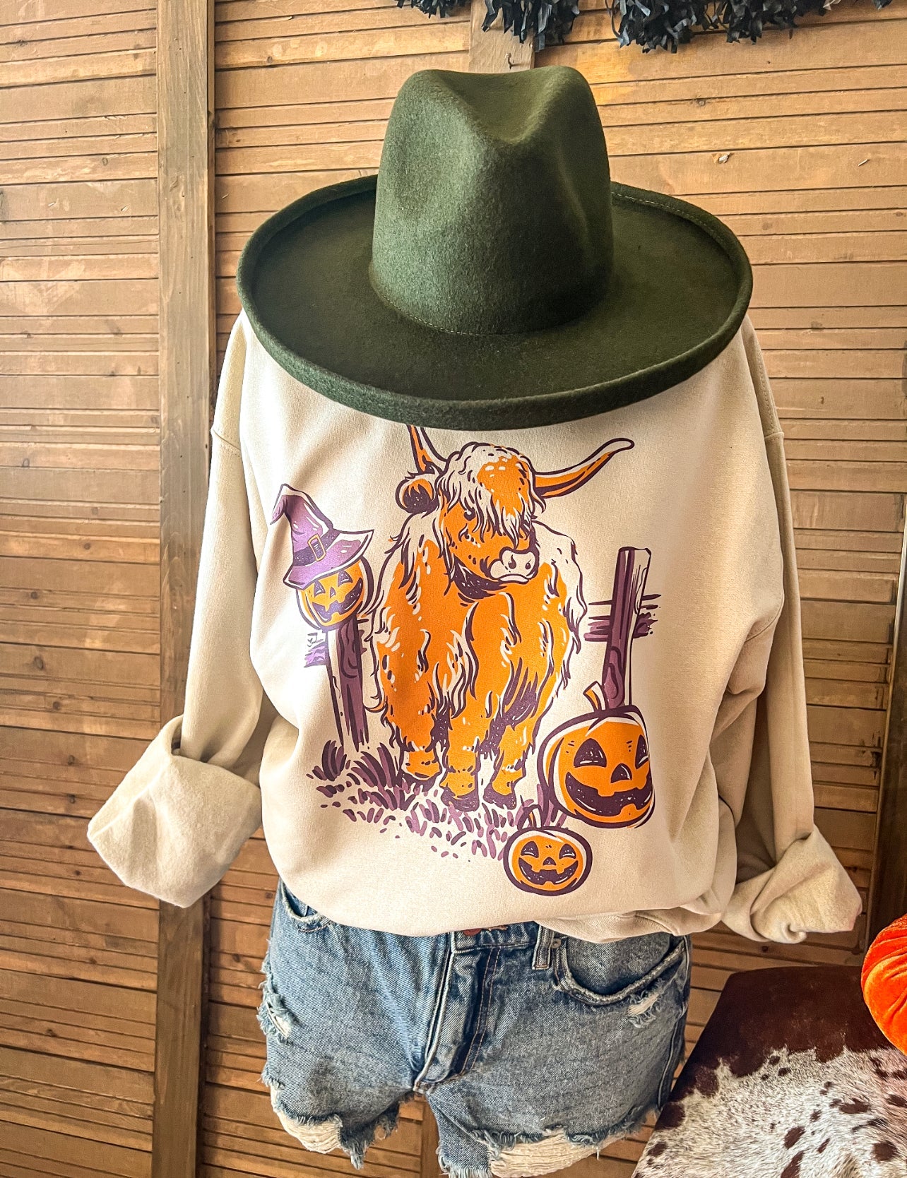 Halloween Highland Sweatshirt(sand)
