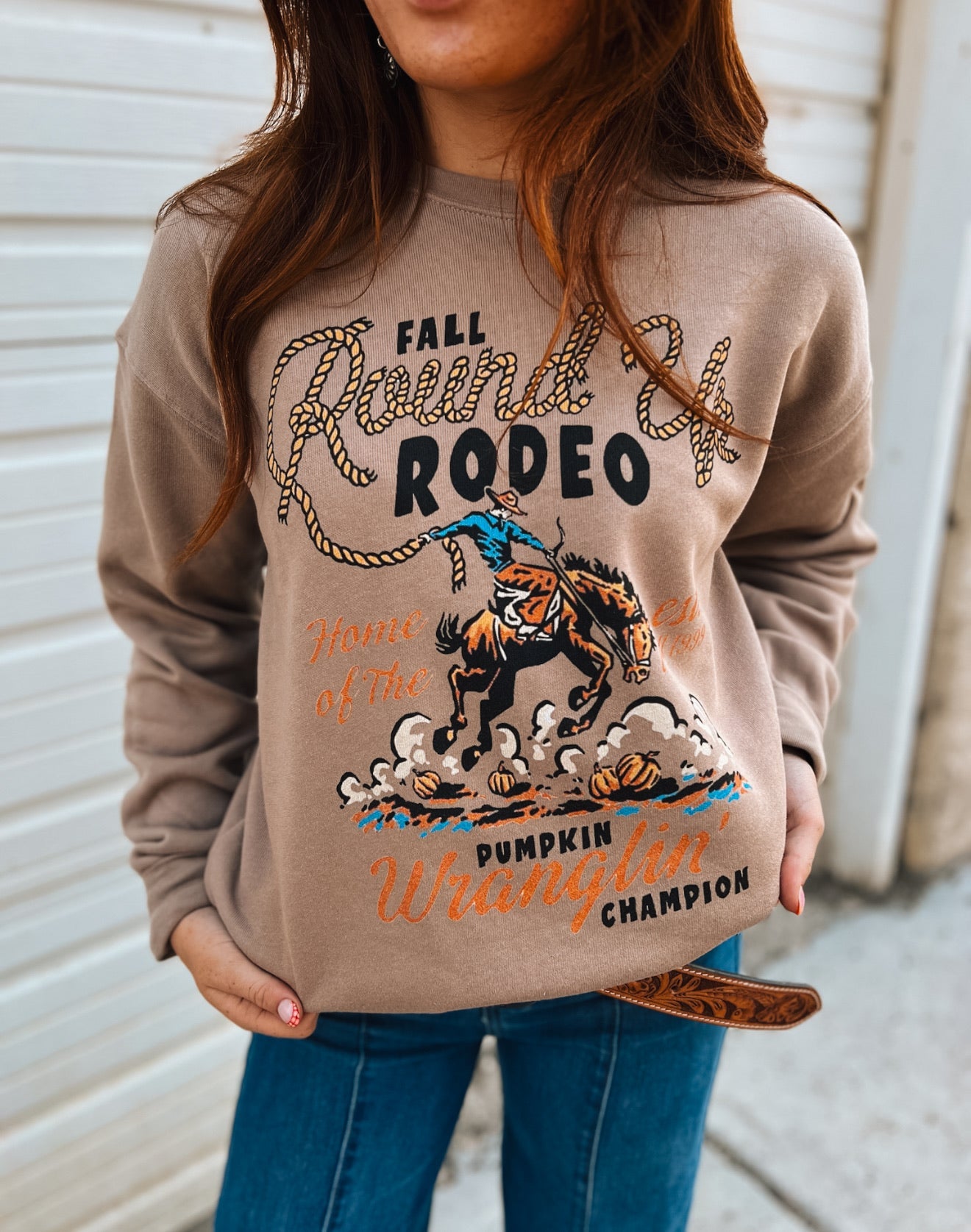 Fall Round-Up Rodeo – Pumpkin Wrangler Champion Sweatshirt(Tan)