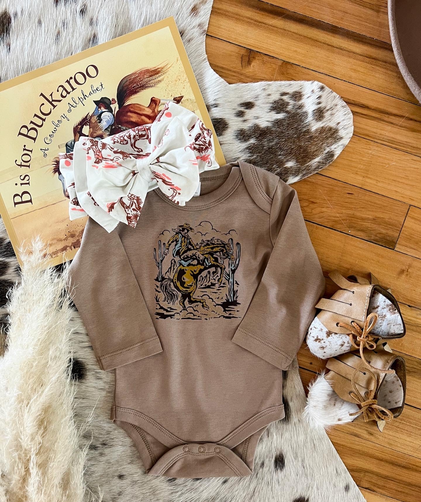 The Buckin Desert Onesie Longsleeve(little kid)(truffle)